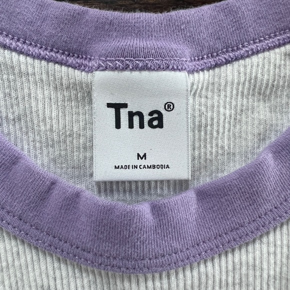 Aritzia - TNA Cropped Grey T-Shirt with Purple Sleeves - Picture 2 of 4